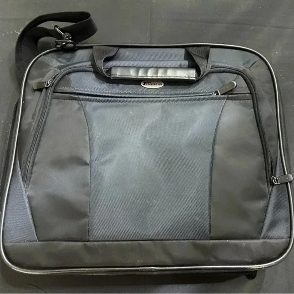 Targus CVR400 Laptop Carrying Case/Briefcase Gently Used Black and Gray